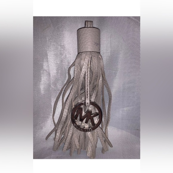 1 Michael Kors MK Logo Silver Charm Taupe Leather Tassel Handbag Fob Hang - Picture 6 of 8